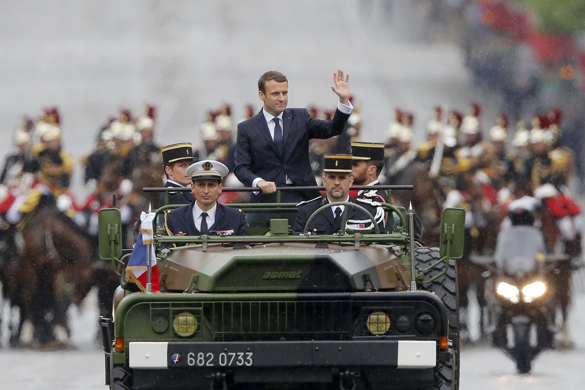 Emmanuel Macron, ascendió hoy a bordo de un vehículo militar, en el tradicional desfile posterior a la toma de posesión.(Foto Prensa Libre:EFE).