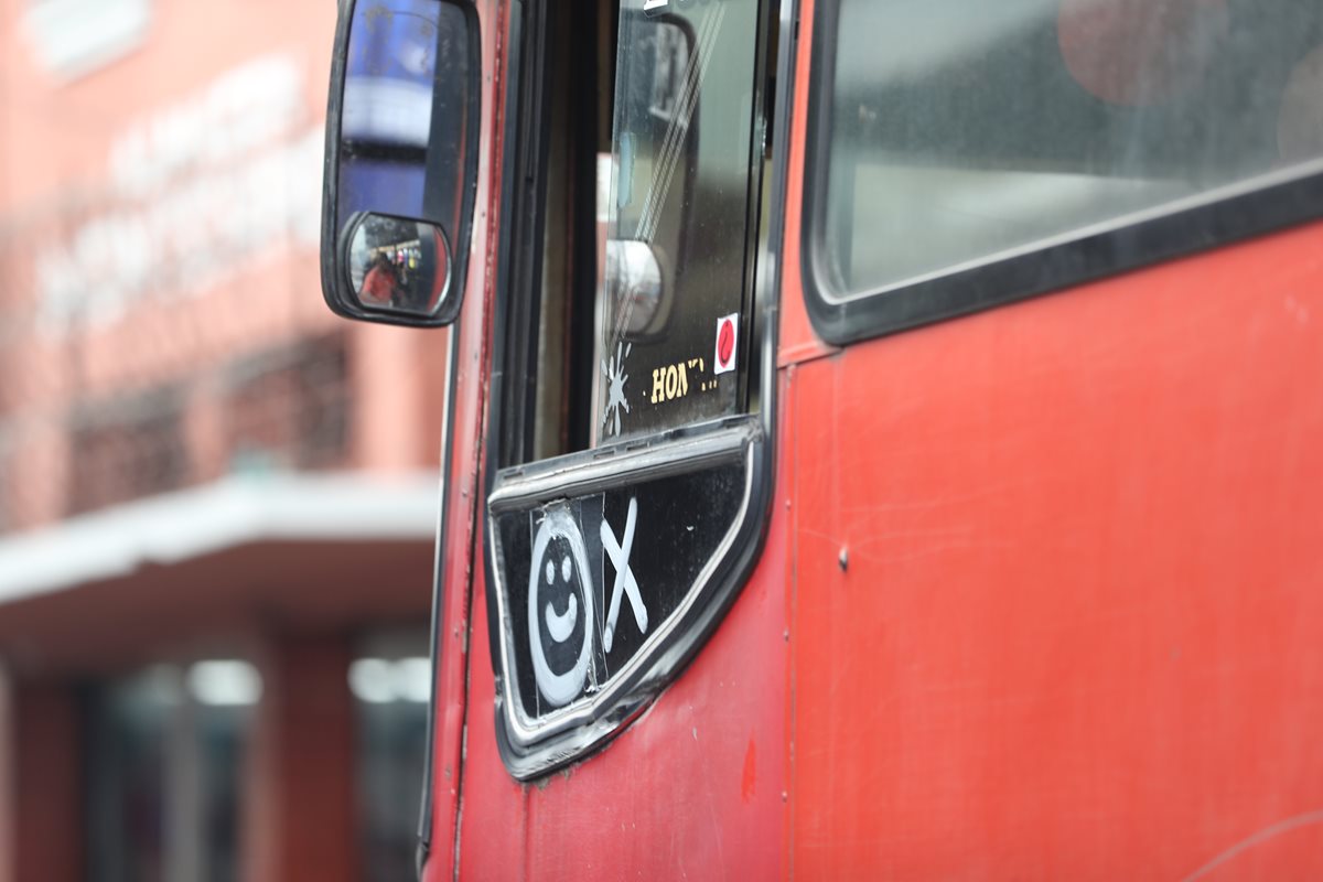 Dueños y pilotos de buses rojos son víctimas de extorsión. (Foto Prensa Libre: Érick Ávila)