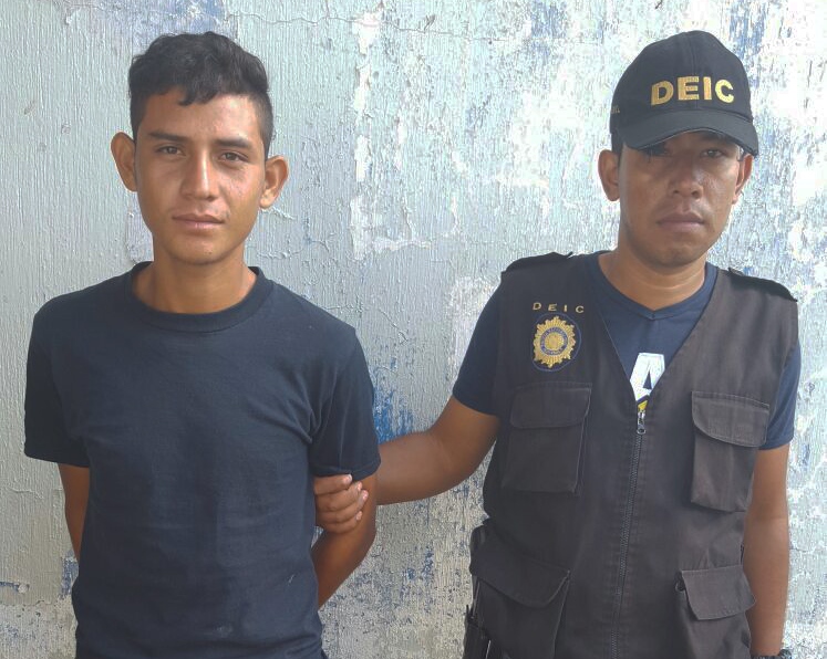 Cristian Alexander Cordero Ordóñez es aprehendido por un agente policial, en Jutiapa. (Foto Prensa Libre: Óscar González)