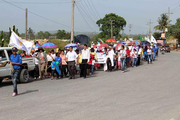 Cientos de católicos de Puerto Barrios, Izabal participan en la marcha contra la violencia. (Foto Prensa Libre: Edwin Perdomo)<br _mce_bogus="1"/>
