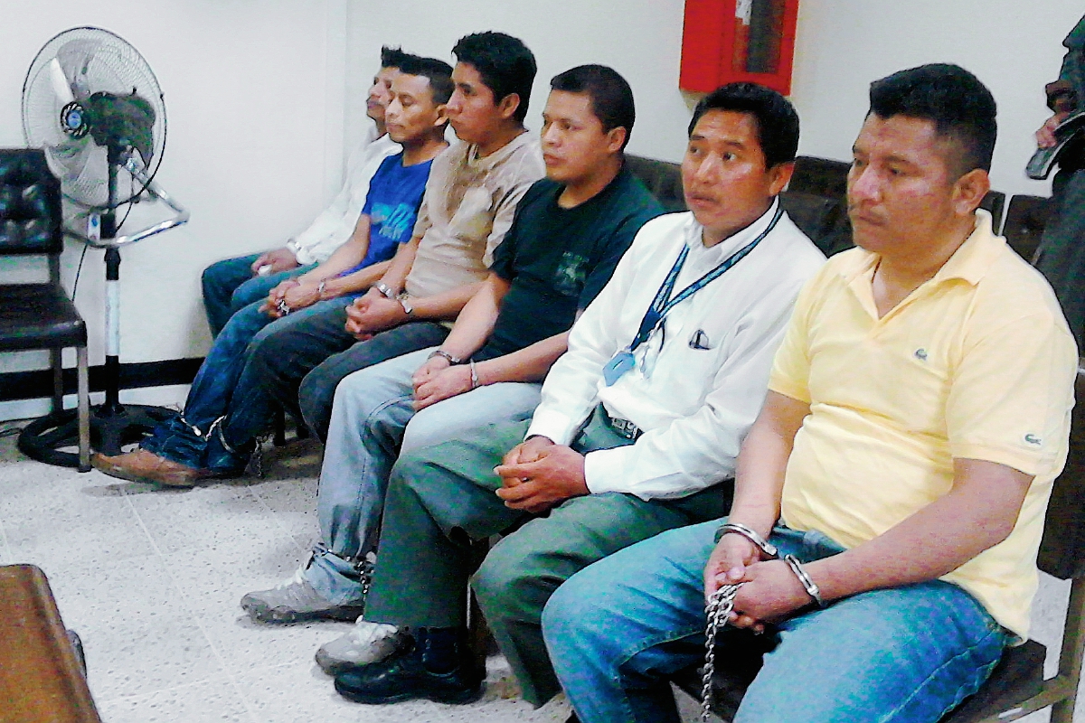 Los acusados  por el MP de los delitos de violación, plagio y homicidio, escuchan la sentencia del juez en Santa Cruz del Quiché. (Foto Prensa Libre: Óscar Figueroa)