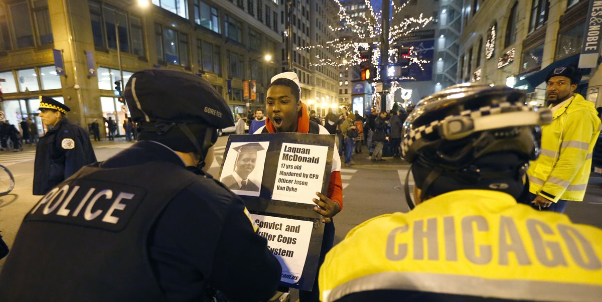 La Policía de Chicago permanece en alerta ante posibles disturbios. (Foto Prensa Libre: AP).