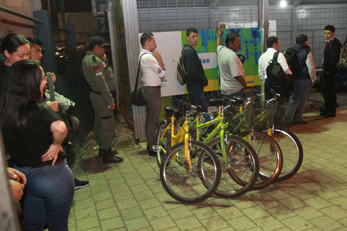 Estudiantes usan bicicletas para transportarse de la Usac a la estación del Transmetro en la calzada Raúl Aguilar Batres.(Foto Prensa Libre: Estuardo Paredes)