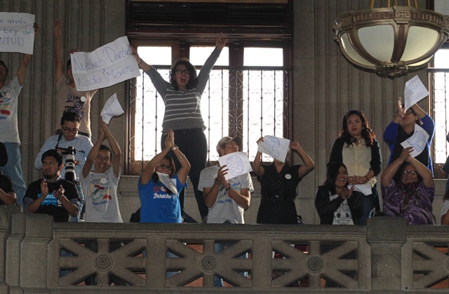 Un grupo de jóvenes llegó la semana pasada al Congreso para manifestar su apoyo a la ley. (Foto Prensa Libre: Hemeroteca PL)
