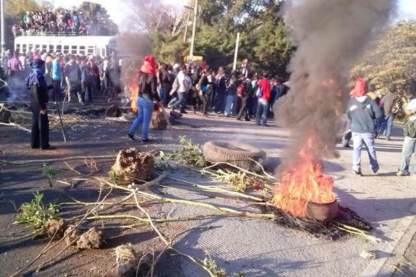 Los manifestantes queman llantas y palos para impedir el paso. (Foto Prensa Libre: Oswaldo Cardona)