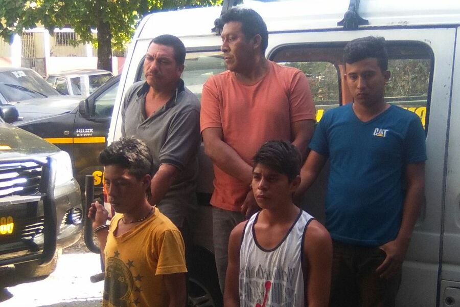 Los seis aprehendidos son sindicados de robar a pasajeros de un microbús en Mazatenango. (Foto Prensa Libre: Omar Méndez)