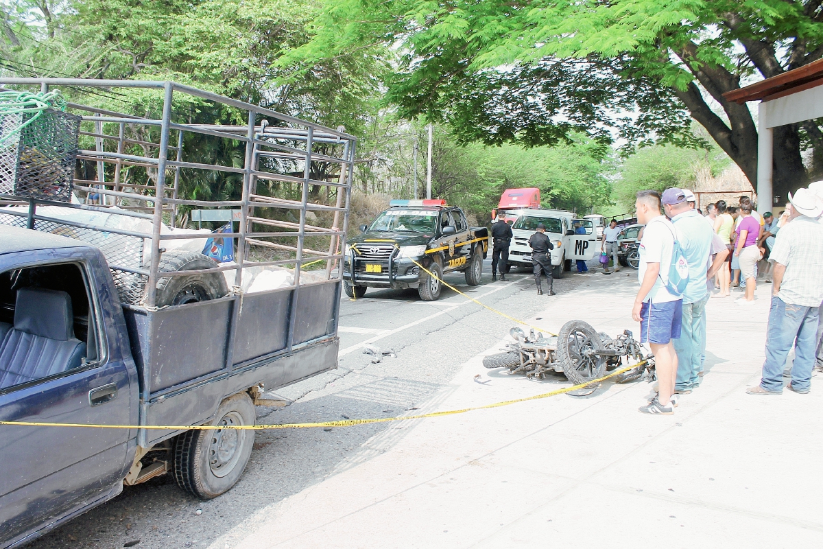Luis David  Aldana Casasola murió luego que su motocicleta colisionara con un picop, en Río Hondo, Zacapa. (Foto Prensa Libre: Víctor Gómez)