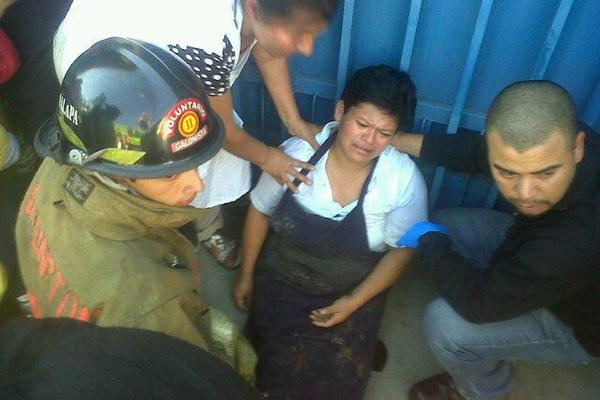Socorristas atienden a personas afectadas por intoxicación de una fuga de gas propano en la zona 10. (Foto Prensa Libre: CBM)