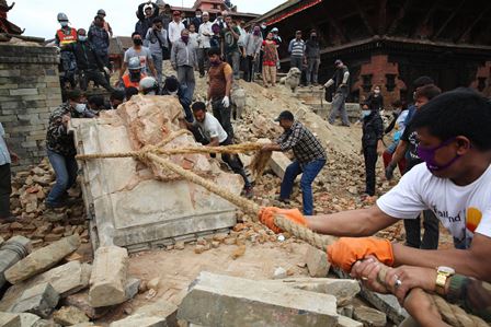 Los equipos de rescate buscan sobrevivientes del terremoto en Katmandú. (Foto prensa Libre: AFP)AFP