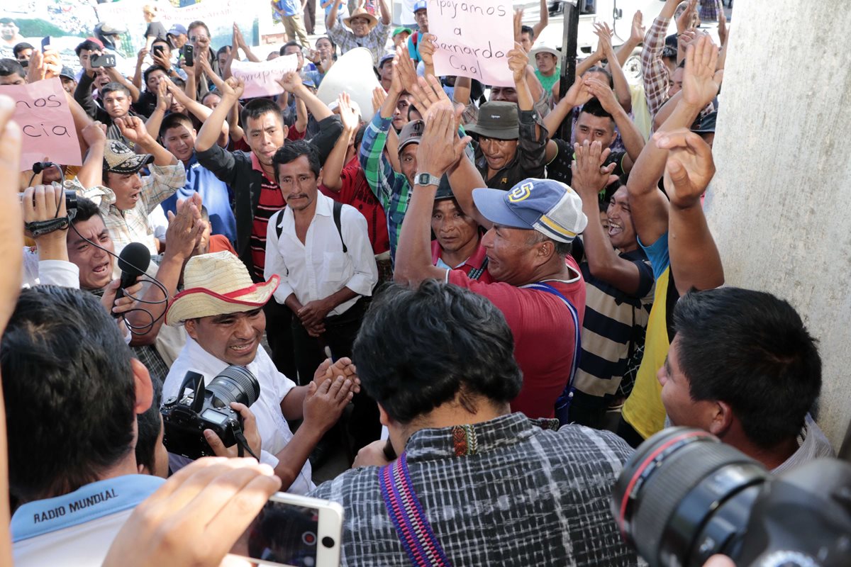 Vecinos de Cobán celebran que Bernardo Caal no quedó en prisión preventiva, aunque, si fue ligado a proceso. (Foto Prensa Libre: Eduardo Sam Chun)