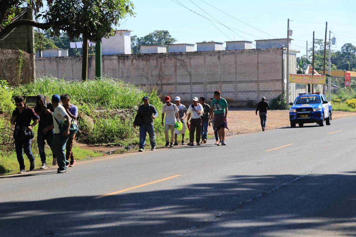 Migrantes salvadoreños caminan por Santa Rosa, en su camino hacia Tecún Umán, San Marcos. (Foto Prensa Libre: Enrique Paredes)
