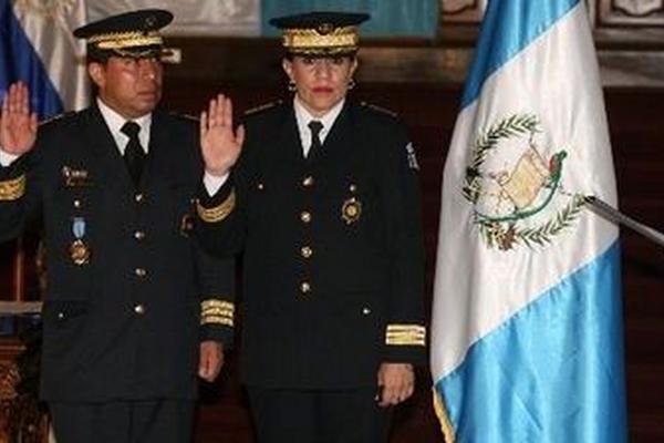 Rember Larios Tobar junto a Marlene Blanco Lapola, cuando eran juramentados como autoridades de la PNC en 2008. (Foto Prensa Libre: Hemeroteca PL)