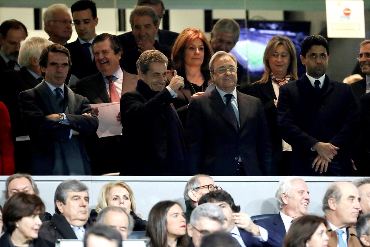 Nasser Al-Khelaïfi estuvo ayer en el palco presidencial junto a los expresidentes José María Aznar (España), Nicolas Sarkozy (Francia) y el presidente del Real Madrid Florentino Pérez. (Foto Prensa Libre: EFE)