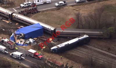 Imagen de la colisión entre un tren de pasajeros Amtrak y un camión en Carolina del Norte. (Foto prensa Libre:AP)