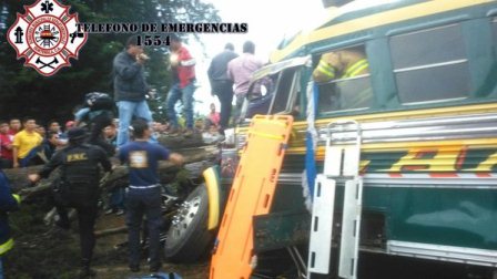 Autobús accidentado en Santa Cruz del Quiché, Quiché. (Foto Prensa Libre: Óscar Figueroa)