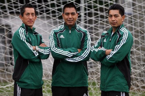 Walter López —centro—, antes de participar en el Mundial Sub 20 de Colombia 2011, junto a Hermenérito Leal y Gerson López. (Foto Prensa Libre: Romeo Ríos)