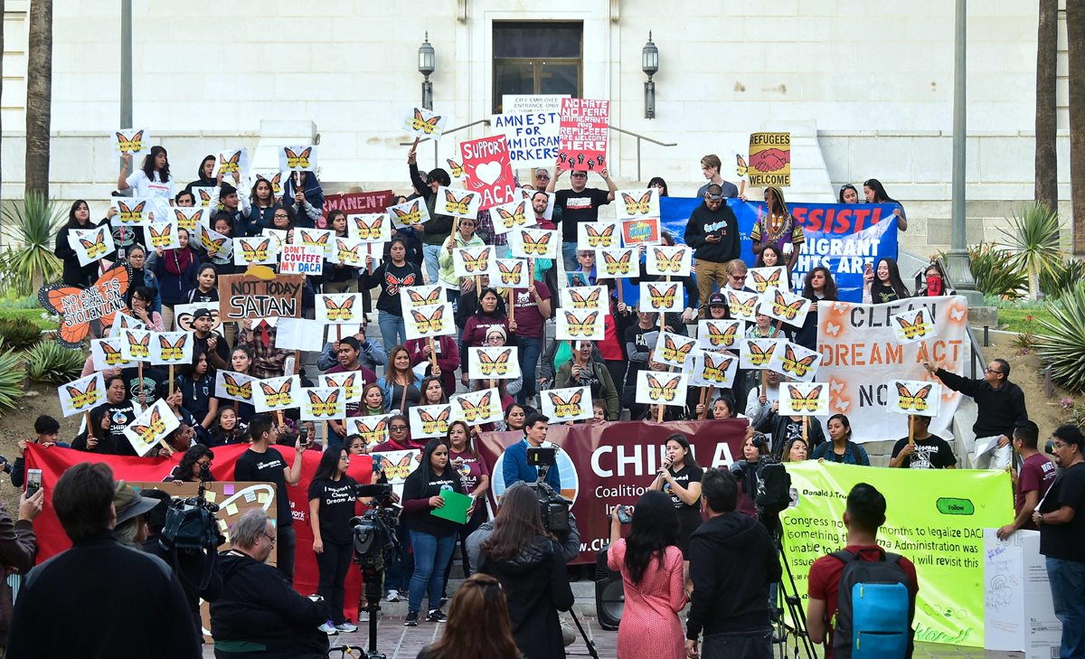 Los soñadores y activistas defensores del Daca participan en una manifestación en apoyo de una Ley de sueño limpio en Los Ángeles, California. (Foto Prensa Libre:AFP).