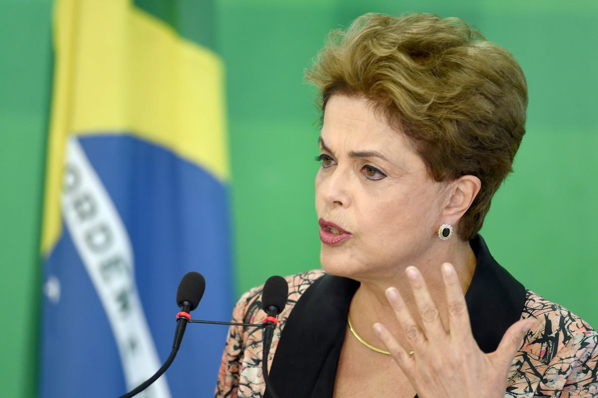 Rousseff es abandonada poco a poco por sus ministros. (Foto Prensa Libre: AFP)