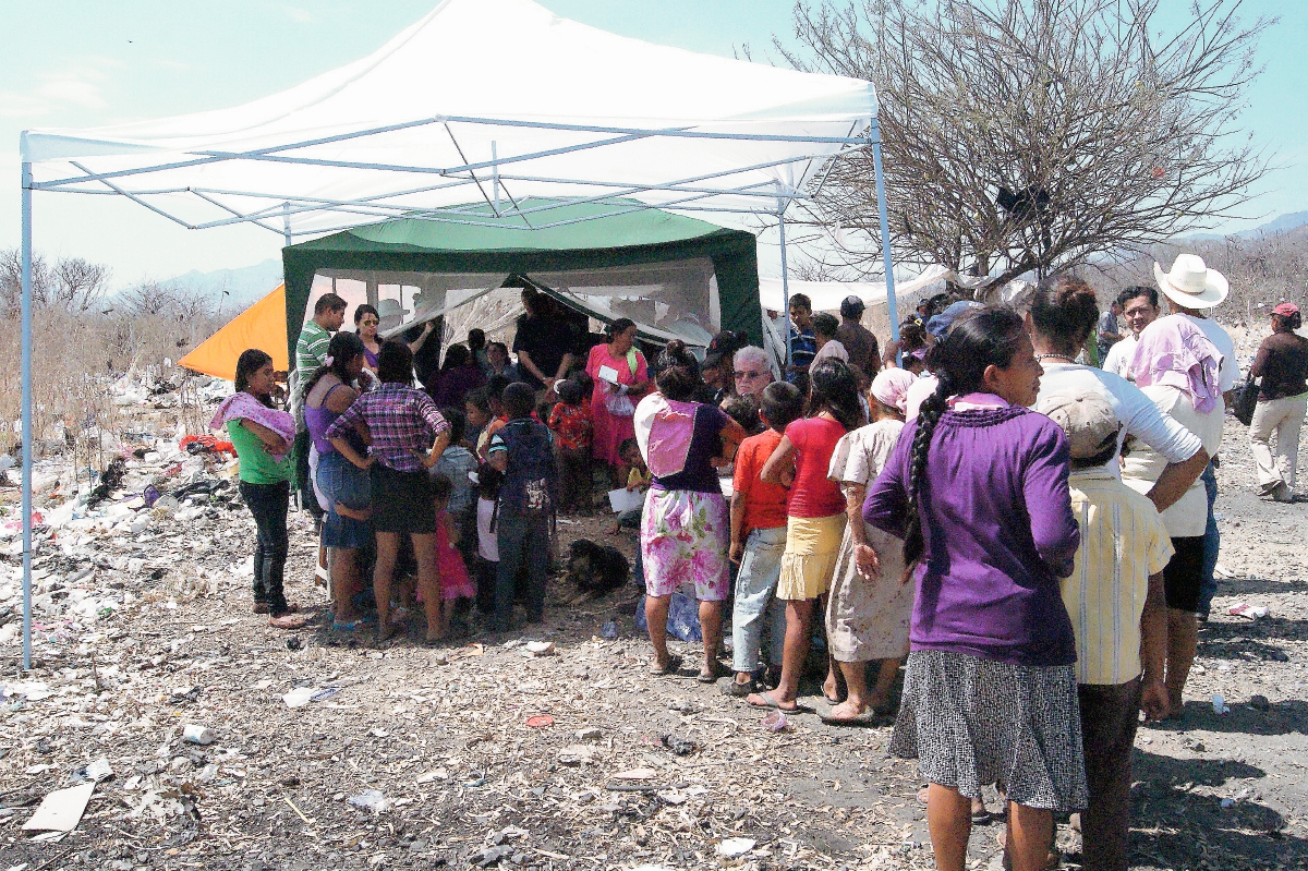 Pobladores hacen fila para ser atendidos en una jornada médica en el vertedero municipal de la ciudad de Chiquimula. (Foto Prensa Libre: Edwin Paxtor).