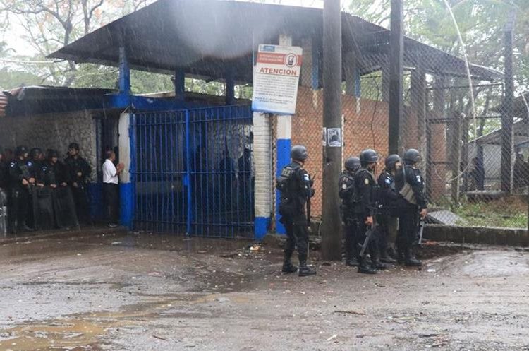 Además de los 10 reos fallecidos, Presidios confirmó 25 personas heridas. (Foto Prensa Libre: Hemeroteca)