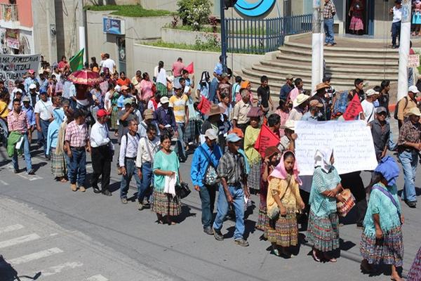 Pobladores de Alta Verapas desfilaron para unirse a la resistencia en contra del fin de la carrera de magisterio, alto costo de la electrícidad y reformas a la Constitución. (Foto Prensa Libre: Ángel Martín Tax)<br _mce_bogus="1"/>