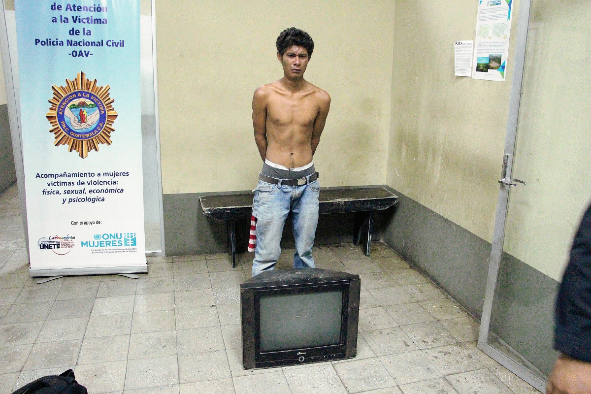 Melvin Morales  fue llevado a subestación de la PNC con el televisor que habrían intentado robar de una vivienda en Zacapa.  (Foto Prensa Libre: Víctor Gómez)