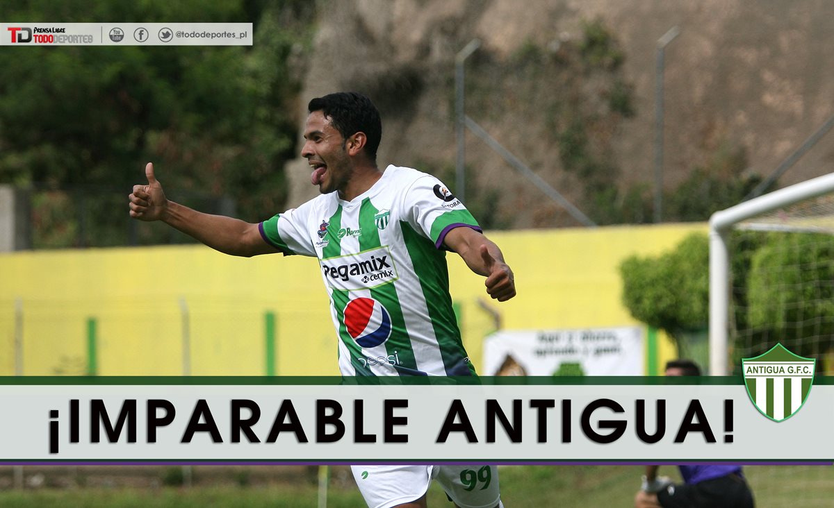 Hessler Archila celebra su tercer gol del torneo y con el que ayudó a Antigua a la victoria (Foto Prensa Libre: Jesús Cuque).