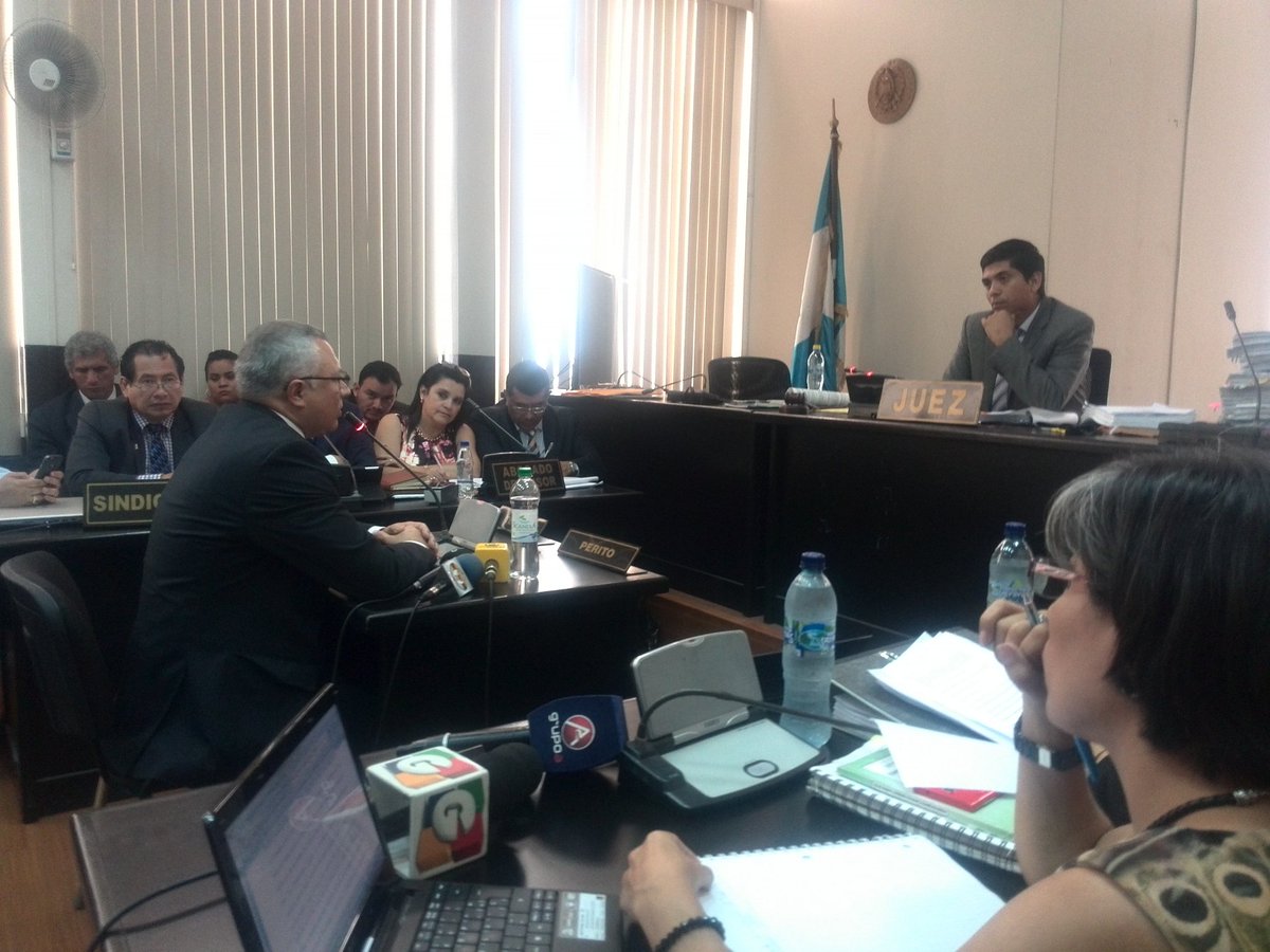 Salvador González ofrece el anticipo de prueba en el Juzgado Tercero. (Foto Prensa Libre: Jerson Ramos)