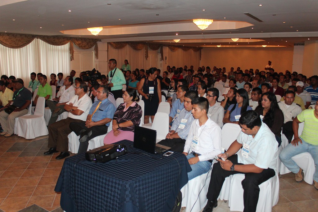 Estudiantes universitarios escuchan plan de trabajo de tres candidatos a alcalde de San Benito, Petén. (Foto Prensa Libre: Rigoberto Escobar)