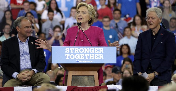 Hillary Clinton (c) habla junto a Tim Kaine (i) y Bill Clinton en Filadelfia. (Foto Prensa Libre:EFE).