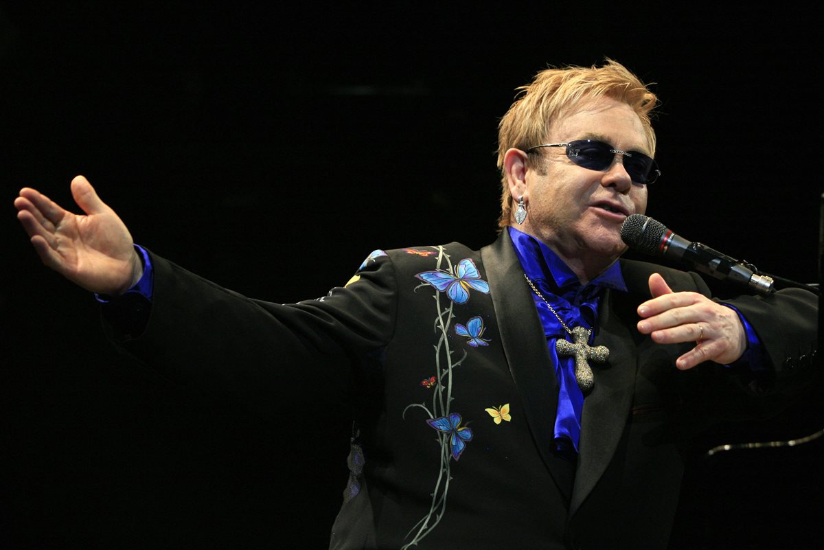 El cantante británico Elton John denuncia a medios de Francia por “violación del derecho a la vida privada". (Foto Prensa Libre: AFP)