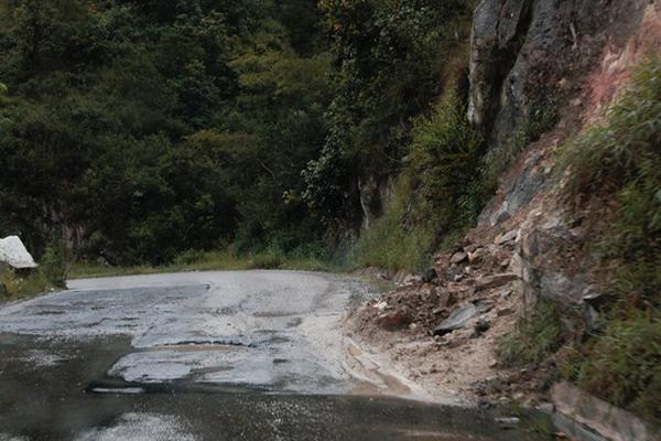 Al menos la carretera de cinco municipios de Baja Verapaz están afectadas por deslaves y torrentes de agua debido a las lluvias de las últimas horas. (Foto Prensa Libre: Carlos Grave)<br _mce_bogus="1"/>