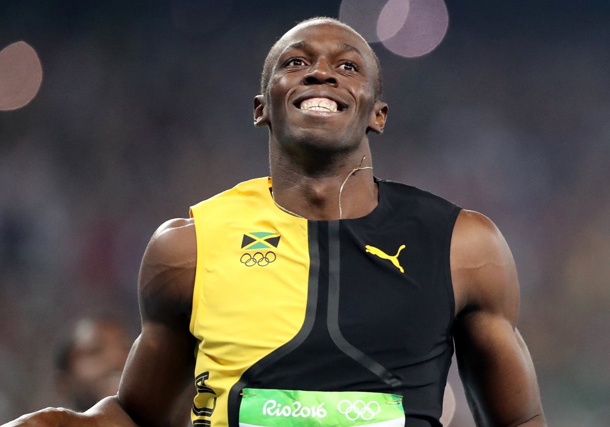 Bolt cruza la meta y arrebata el oro de los cien metros planos. (Foto Prensa Libre: AP)