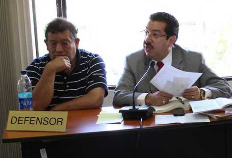 Belarmino Montufar (izq), junto a su abogado defensor, durante la audiencia. (Foto Prensa Libre: José Rosales)