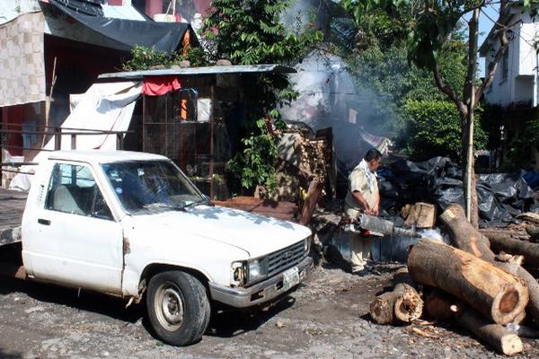 Trabajadores de Salud fumigan casas en Coatepeque, para combatir zancudos. (Foto Prensa Libre: Alexander Coyoy)<br _mce_bogus="1"/>