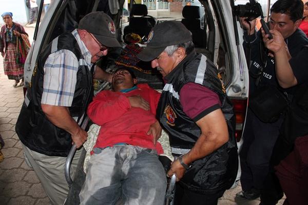 La familia fue trasladada al Hospital Nacional de Quetzaltenango. (Foto Prensa Libre: Carlos Ventura)<br _mce_bogus="1"/>