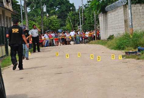 el agente de la PNC Maximiliano Ixquereu,  asignado  a la Comisaría 14, en la capital, fue baleado en Poptún, Petén.