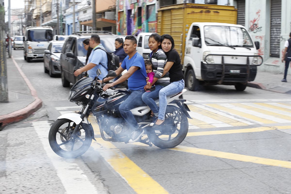 En el reglamento de tránsito se establecen las normativas para conducir moto.(Foto Prensa Libre: Hemeroteca PL)