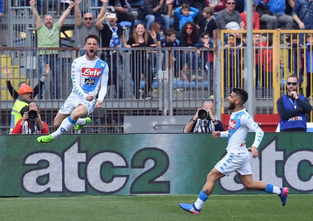 Dries Mertens gritó y saltó de emoción luego de anotar frente al Empoli. (Foto Prensa Libre: EFE)