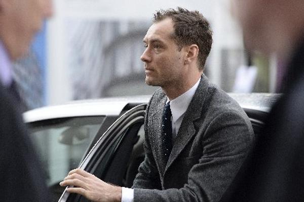 El actor británico Jude Law llega al Tribunal Penal Central, conocido como Old Baley, para declarar en el juicio por el caso de las escuchas que llevó al cierre del <em>News of the World (NotW)</em>. (Foto Prensa Libre: EFE)
