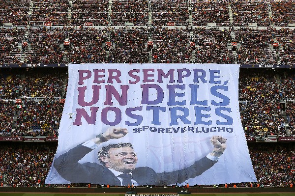 El cartel de homenaje al entrenador del FC Barcelona, Luis Enrique.