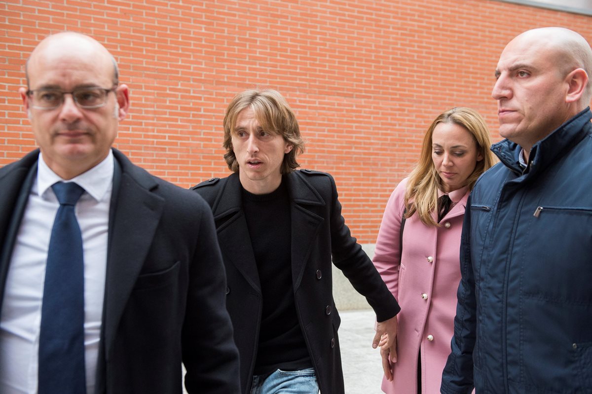 El centrocampista de Real Madrid Luka Modric, a su salida de los juzgados de Alcobendas acompañado de su abogado, su mujer y un guardaespaldas. (Foto Prensa Libre: EFE)