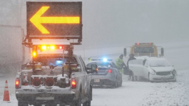 Varias personas han muerto en accidentes de tránsito por nevada. (Foto Prensa Libre: EFE)