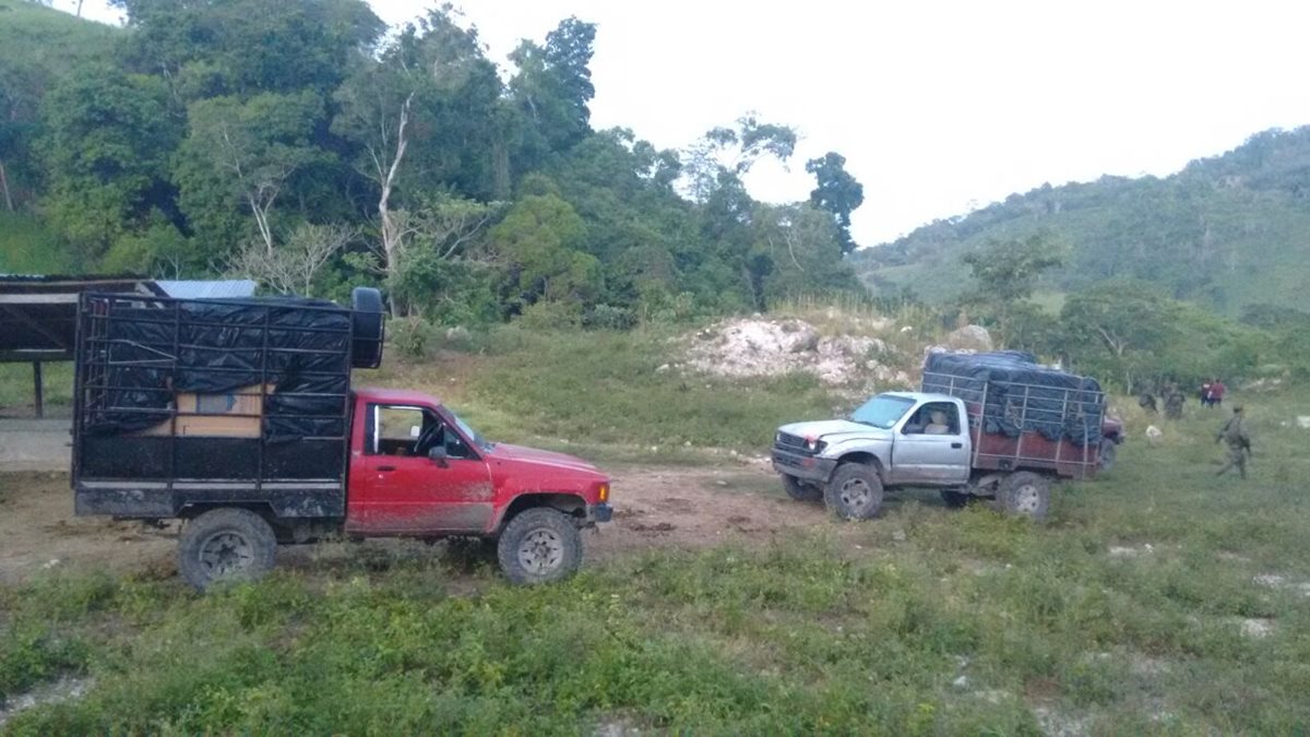 Vehículos decomisados por la PNC en Melchor de Mencos, Petén, luego de enfrentamiento entre soldados y presuntos contrabandistas. (Foto Prensa Libre: Rigoberto Escobar)