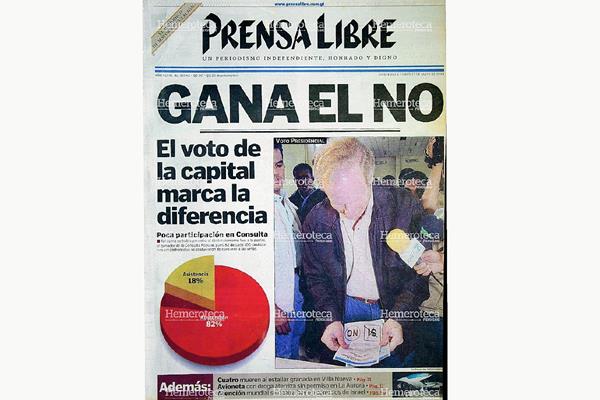El entonces presidente Álvaro Arzú muestra su boleta marcada a favor de las reformas constitucionales de 1999. (Foto: Hemeroteca PL