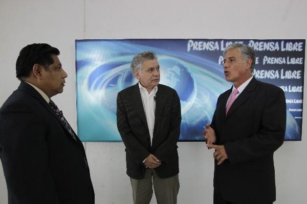 Édgar Gutiérrez, director del Ipnusac —centro—, y el abogado Ricardo Sagastume —derecha—  conversan  con el periodista Byron Vásquez —izquierda—  sobre el papel  de las comisiones de Postulación, durante el programa Diálogo Libre.