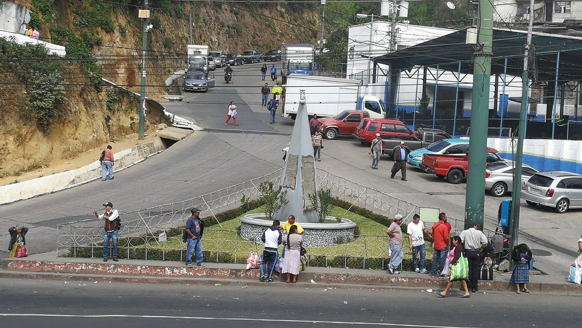 Monumento en homenaje a las víctimas mixqueños del terremoto se localiza en el kilómetro 17.4 de la ruta Interamericana. (Foto Prensa Libre: Óscar Felipe Quisque)