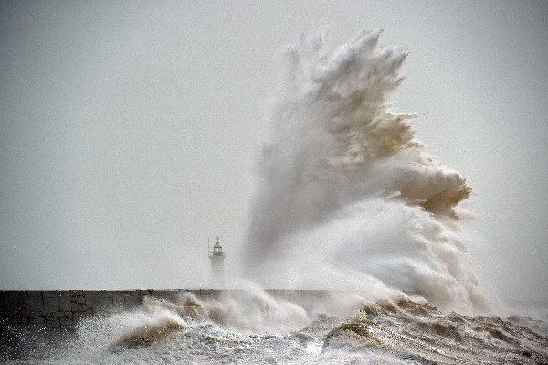 Las olas se estrellan sobre el faro de Newhaven en la costa sur de Inglaterra. (Foto Prensa Libre: AFP)