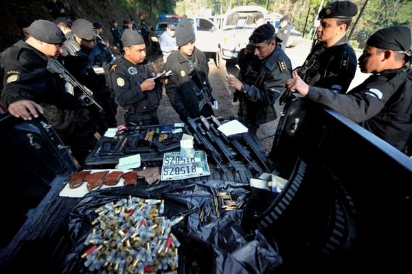 La Policía detuvo a cuatro hombres con municiones, placas de vehículos, armas y celulares en Alta Verapaz. (Foto Prensa Libre)