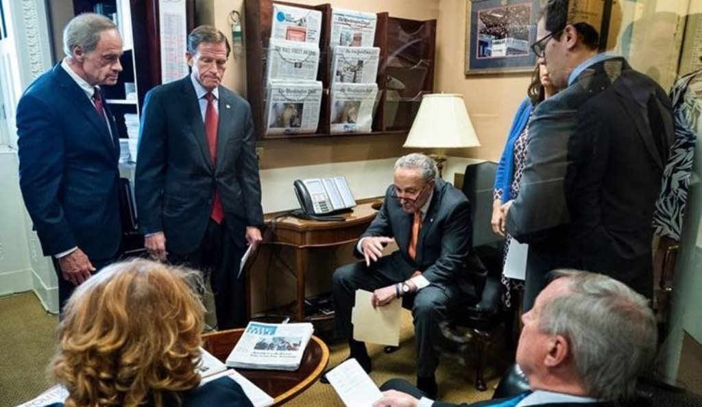 Chuck Schumer (c), se reúne con otros líderes demócratas en el Capitolio, Washington D.C, Estados Unidos. (Foto prensa Libre.EFE).